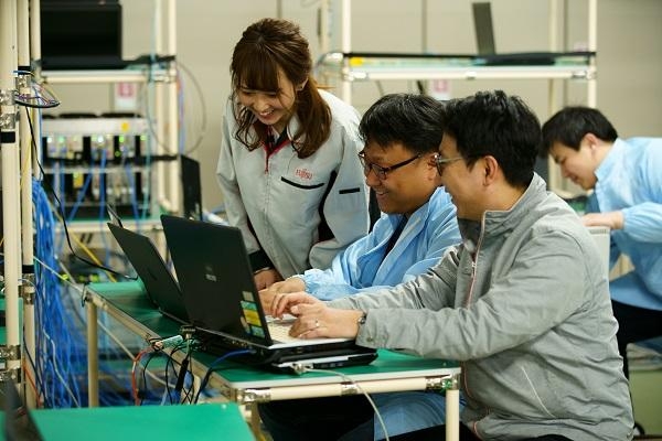 일본 신가와사키에 위치한 후지쯔 연구소에서 KT, 후지쯔, 솔리드 연구원이 5G 프론트홀 연동 테스트를 하고 있다. / KT 제공