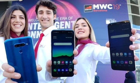 LG전자 모델이 MWC 2019 부스에서 신제품 스마트폰을 소개하고 있다. / LG전자 제공