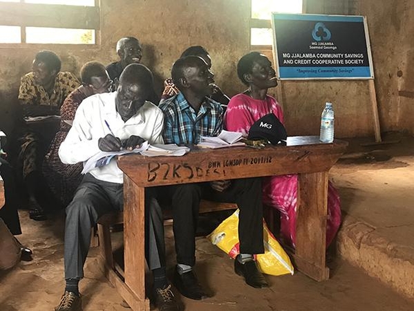  우간다 짤람바 MG새마을금고 회원들이 새마을금고 저축 활성화 교육을 받고 있다. / 새마을금고 제공
