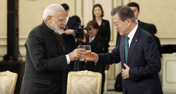 문재인 대통령(오른쪽)과 나렌드라 모디 인도 총리가 22일 청와대 영빈관에서 열린 국빈오찬에서 건배하고 있는 모습. / 청와대 제공