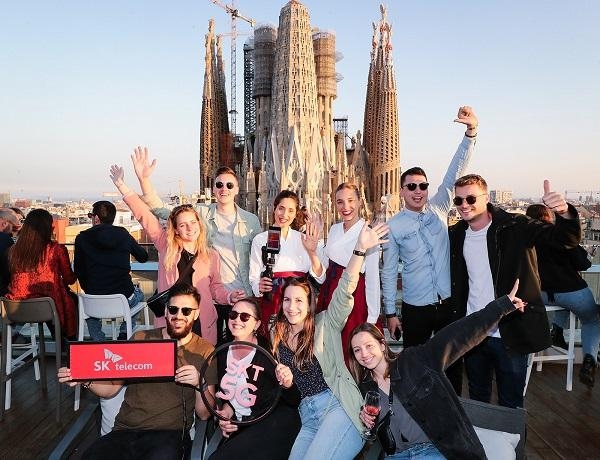 SK텔레콤 모델과 바르셀로나를 찾은 세계 각국 여행자가 사그라다 파밀리아 성당 앞에서 환호하고 있다. / SK텔레콤 제공
