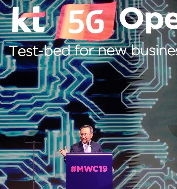 KT 황창규 회장이 25일 스페인 바르셀로나에서 개막한 MWC 2019에서 ‘마침내 5G와 차세대 지능형 플랫폼을 실현하다’를 주제로 기조연설을 하고 있다. / KT 제공