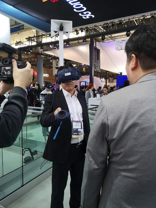 박정호 SK텔레콤 사장이 MWC 부스에 마련된 ‘VR’ 서비스를 직접 체험하고 있다. / 이진 기자