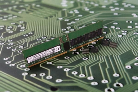 SK하이닉스가 2018년 공개한 DDR5-5400 규격의 D램 메모리 모듈 제품. / SK하이닉스 제공