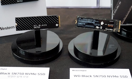 WD 블랙 SN750 NVMe SSD 방열판 모델(왼쪽)과 일반 모델. / 최용석 기자