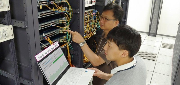  LG유플러스 직원들이 마곡 사옥 실험실에서 고성능 집선 100G 스위치 성능을 테스트하고 있다. / LG유플러스 제공