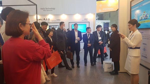 삼성 에스원 부스에서 상품 설명 및 경품 행사를 하고 있다.