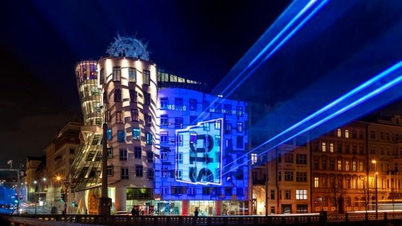 삼성전자가 체코 프라하 춤추는 건물·댄싱 하우스에 갤럭시S10 출시를 앞두고 레이저 광고를 진행하고 있다. / 삼성전자 제공