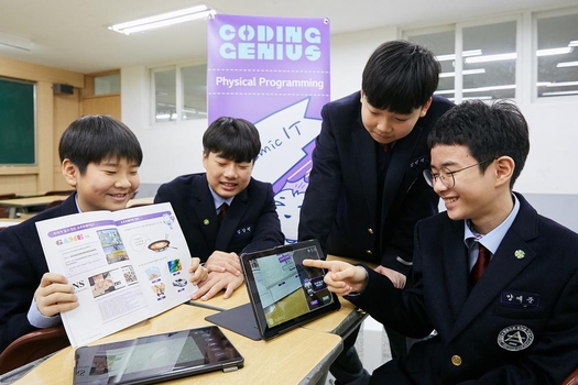 신일중학교 학생들이 증강현실(AR) 기술을 활용한 코딩 기초 교육을 받는 모습. / LG CNS 제공