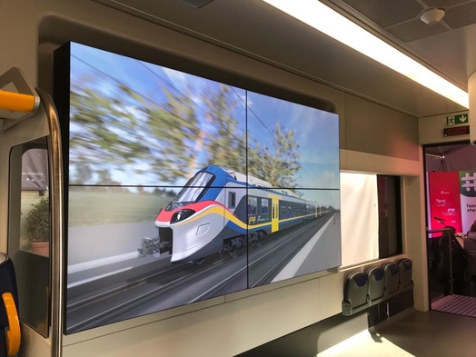 이탈리아 페로비아리아 엑스포에서 다쏘시스템의 열차 컨피규레이터를 통해 알스톰 기차의 디지털 목업을 시연하는 모습. / 다쏘시스템 제공
