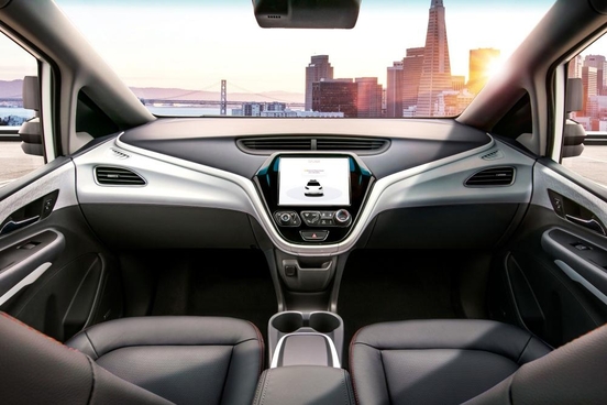  GM이 2018년 공개한 자율주행차 크루즈 AV의 실내. 스티어링휠 등 조작장치가 없는 것이 특징이다. / GM 제공