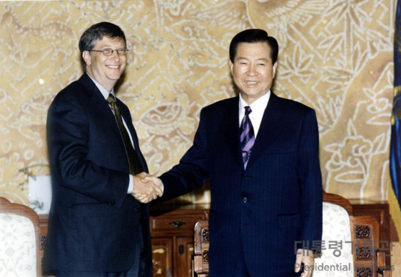 김대중 전 대통령(오른쪽)과 빌 게이츠 전 MS 회장. / 대통령기록관 홈페이지 갈무리