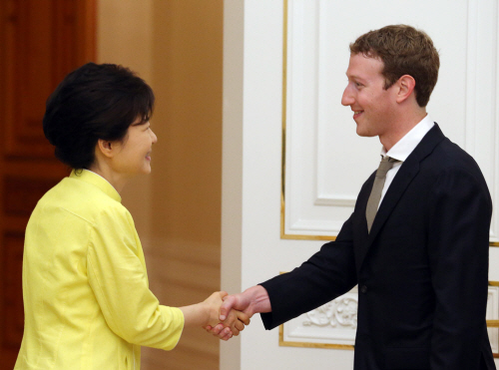 박근혜 전 대통령(왼쪽)과 마크 저커버그 페이스북 CEO. / 청와대 제공
