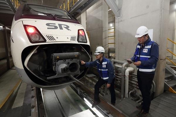 서울 수서역 SRT 정비소에서 SR 정비 직원이 KT 5G AR 스마트안경을 이용해 열차를 정비하고 있다. / KT 제공
