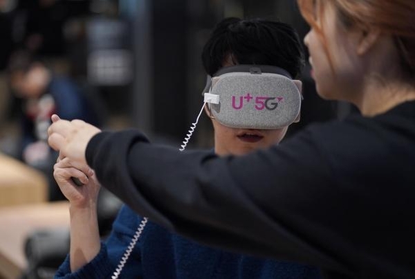 5G스마트폰 삼성전자 ‘갤럭시 S10 5G’ 개통 전야제에 참석한 가수 청하가 U+VR 서비스를 체험하는 모습. / LG유플러스 제공