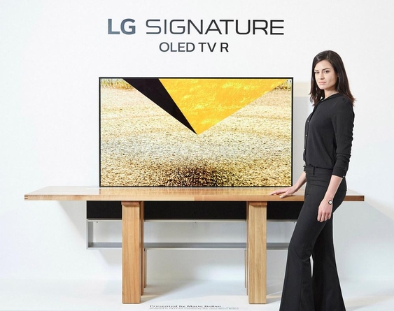유명 디자이너 맞춤 디자인 테이블과 함께 전시된 ‘LG 시그니처 올레드 TV R’ 롤러블 TV. / LG전자 제공