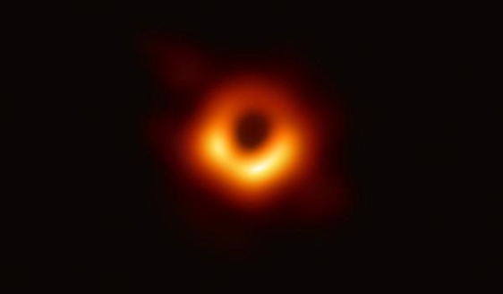 중심의 검은 부분은 블랙홀(사건지평선)과 블랙홀을 포함하는 그림자이고, 고리의 빛나는 부분은 블랙홀의 중력에 의해 휘어진 빛이다. 관측자로 향하는 부분이 더 밝게 보인다. / EHT 제공