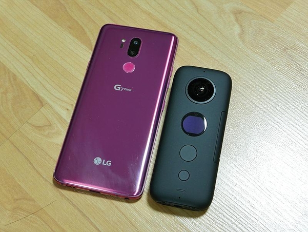LG전자 G7씽큐 스마트폰과 인스타360 인스타원X 크기 비교. / 차주경 기자