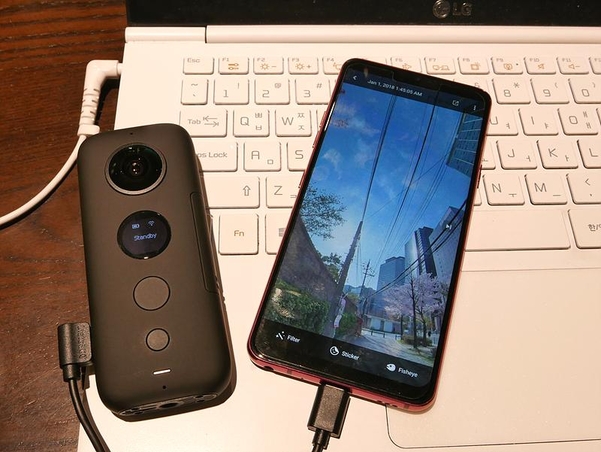 인스타360 인스타원X와 스마트폰을 USB 유선 연결한 모습. / 차주경 기자