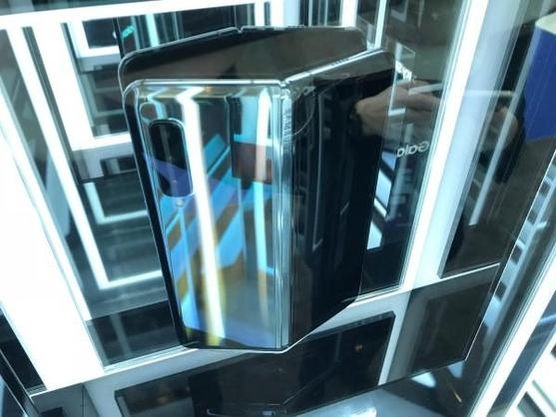 삼성전자가 MWC 2019 부스에 전시한 갤럭시 폴드 뒷면의 모습. / 노동균 기자