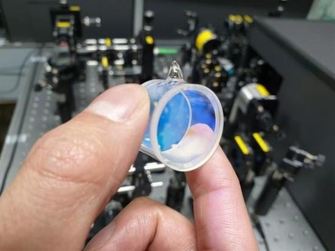 연구팀이 개발한 양자얽힘 광원에 사용된 루비듐(87Rb) 원자 증기 셀. 길이 12㎜, 반지름 25㎜인 유리 속에 순수한 루비듐 원자 기체가 채워져 있다. / 한국연구재단 제공