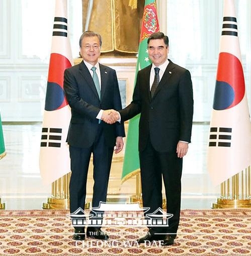 문재인 대통령(왼쪽)과 베르디무하메도프 투르크메니스탄 대통령이 17일 대통령궁에서 기념촬영을 하고 있다. / 청와대 뉴스룸 제공
