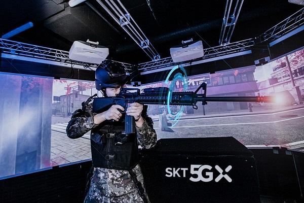 육사 생도가 VR 기반 정밀사격훈련 시뮬레이터로 전시 상황 사격훈련을 받고 있다. / SK텔레콤 제공