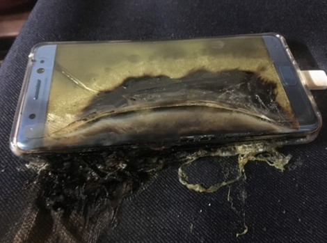배터리가 폭발한 갤럭시 노트7의 모습. / 온라인 커뮤니티 갈무리