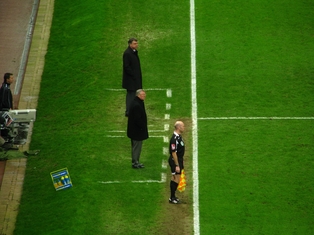 프로 축구 감독은 경기장에서 시작부터 끝까지 눈으로 직접 보면서 선수를 관찰하고 지시를 내린다.