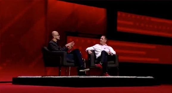 사티아 나델라 마이크로소프트 CEO가 레드햇 서밋 2019 기조연설 무대에서 짐 화이트허스트 CEO와 협력 사항을 논의하고 있다. / 레드햇 서밋 2019 라이브 스트리밍 갈무리