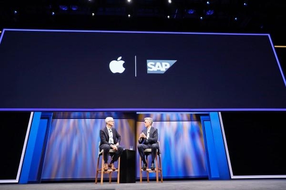 팀 쿡 애플 CEO와 빌 맥더멋 SAP CEO가 사파이어 나우 콘퍼런스 기조연설 무대에서 파트너십 확대 방안을 논의하고 있다. / SAP 제공
