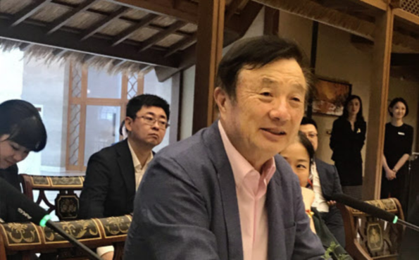 런정페이 화웨이 창업자 겸 회장이 지난 18일 중국 광동성에 위치한 화웨이 본사에서 일본 언론과 기자회견을 하는 모습./ 니혼게이자이
