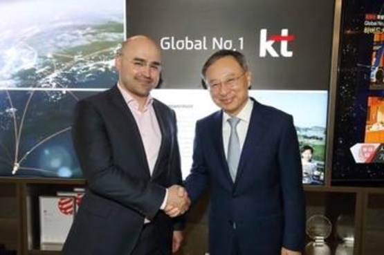 황창규 KT CEO(오른쪽)와 알렉세이 코르냐 러시아 MTS그룹 CEO가 기념 촬영을 하고 있다./ 자료 KT