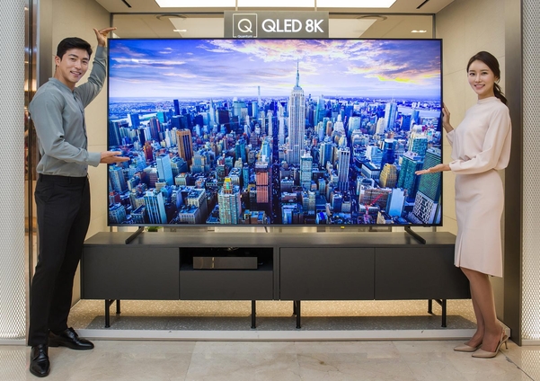 삼성전자는 8K 98인치 TV를 7000만원대에 국내 판매한다.
