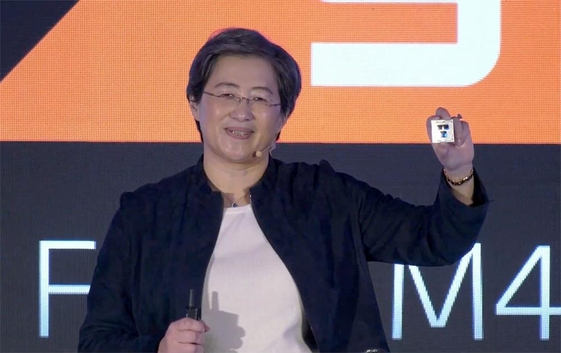 리사 수 AMD CEO가 개인용 최초 12코어 프로세서인 ‘라이젠 9’를 들어보이고 있다. / AMD 유튜브 갈무리