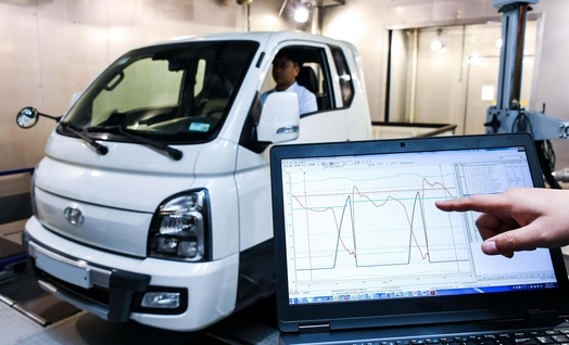  현대차·기아차 연구소 환경챔버에서 연구원들이 중량 추정 정확도 향상 시험을 진행하고 있다. / 현대자동차 제공