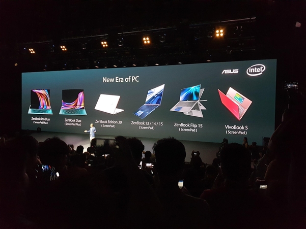 후슈빈(Samson Hu) 에이수스 공동대표가 스크린패드를 탑재한 새로운 폼팩터의 노트북을 소개하고 있다. / 타이베이=이윤정 기자