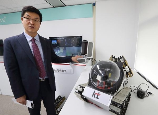 윤진현 KT 융합기술원 기술전략담당 상무가 KT연구개발센터에서 KT 5G 오픈랩에 대해 설명하고 있다. / KT 제공