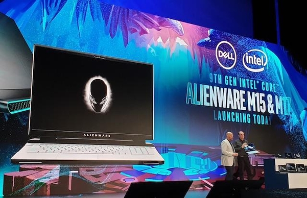델은 인텔이 진행한 컴퓨텍스 2019 기조연설 중 무대에 올라 9세대 인텔 코어 모바일 프로세서를 탑재한 자사의 최신 에일리언웨어 노트북을 공개했다. / 타이베이=이윤정 기자