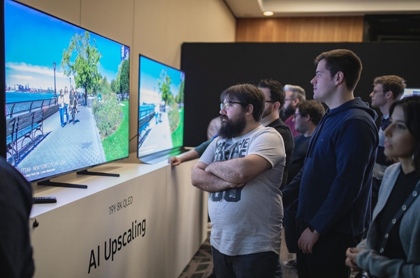 브라질 상파울루에서 열린 삼성전자 'QLED 8K 테크세미나’ 참가 전문가들이 QLED 8K TV를 살펴보고 있다./자료 삼성전자