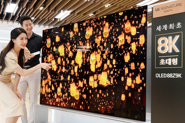 LG베스트샵 강남본점 매장에서 모델들이 LG전자의 세계 최초 88인치 8K 올레드 TV 'LG 시그니처 올레드 TV'를 소개하고 있다