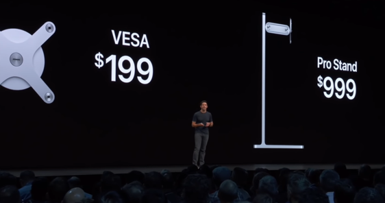 애플이 WWDC 2019 개막 행사에서 자사 전문가용 6K 모니터 스탠드와 VESA 마운트의 가격을 공개하는 모습. / 애플 키노트 영상 갈무리