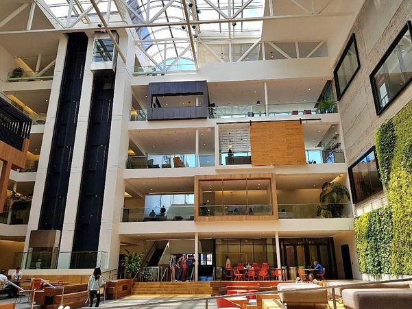 미국 샌프란시스코에 위치한 에어비앤비 본사 건물. 1층 로비에서는 각 층에 위치한 회의실에서 직원들이 회의하는 모습을 볼 수 있다./ IT조선
