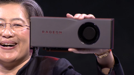 AMD 회장 겸 CEO 리사 수 박사가 라데온 RX 5000시리즈 그래픽카드를 들어보이고 있다. / AMD 유튜브 갈무리