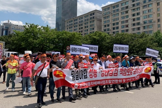 한국자동차매매사업조합연합회는 지난 11일 서울 여의도 국회 일대에서 집회를 개최하고 가두행진을 펼쳤다. / 안효문 기자