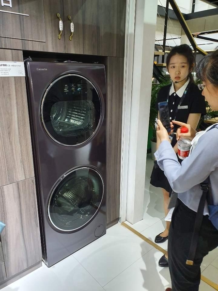 하이얼이 ‘CES 아시아 2019’에서 공개한 프리미엄 세탁기 ‘카사테'. 가격이 10만위안(약 1700만원)이다. / 김준배 기자