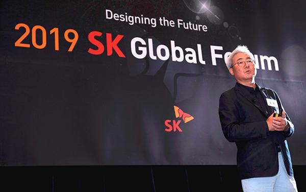  김준 SK이노베이션 사장이 미국 뉴저지주 저지시티에서 개최된 ‘2019 SK 글로벌 포럼’에서 사업전략을 발표하고 있다. /  SK 제공