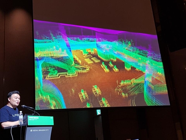 석상옥 네이버랩스 대표가 M1X으로 그린 코엑스몰 내부 3차원 지도를 소개하고 있는 모습./ IT조선