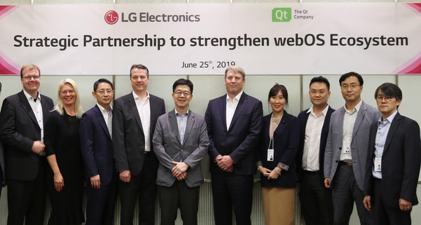박일평 LG전자 CTO 사장(왼쪽에서 다섯번째부터), 유하 바렐리우스 Qt CEO가 MOU를 체결하고 있다./자료 LG전자