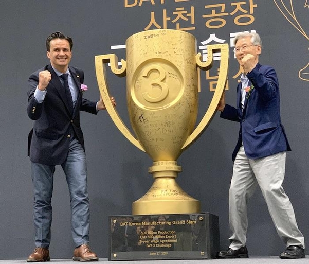 매튜 쥬에리 BAT코리아 대표(왼쪽), 여상규 국회의원. / 김형원 기자